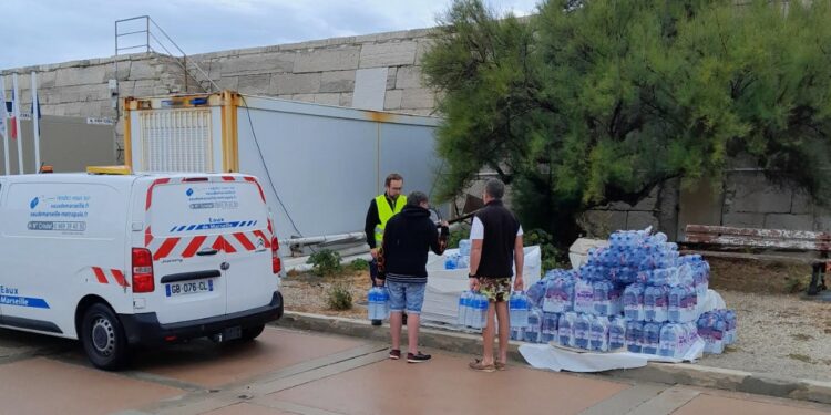 Distribution de bouteilles d'eau vendredi après-midi au Frioul par la Semm (Crédit DR)