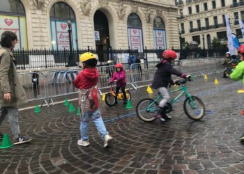 Les enfants de maternelle de l'école des Moulins du quartier du Panier (Marseille 2e) jeudi 25 mai sur la Canebière (Crédit JFE)