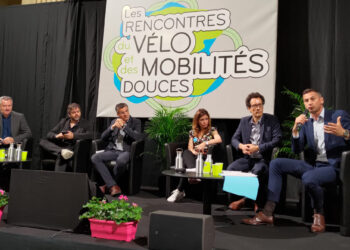 Pierre Huguet (micro) et Audrey Gatian (à côté) lors de la conférence inaugurale des Rencontres du vélo et des mobilités douces jeudi 25 mai à la CCI AMP (Crédit : Ville de Marseille)