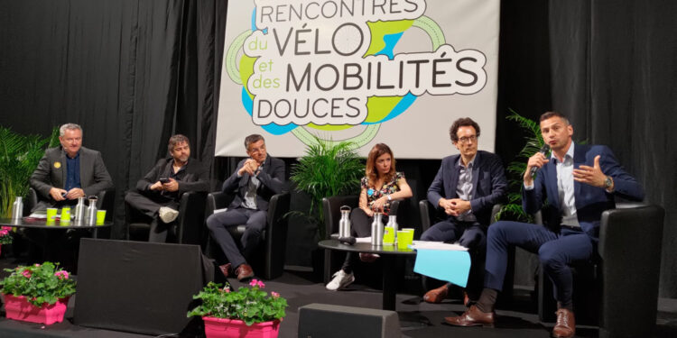 Pierre Huguet (micro) et Audrey Gatian (à côté) lors de la conférence inaugurale des Rencontres du vélo et des mobilités douces jeudi 25 mai à la CCI AMP (Crédit : Ville de Marseille)