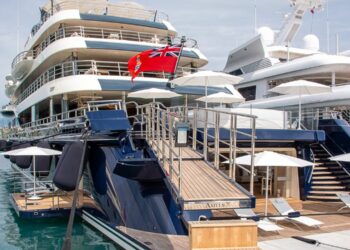 Yacht amarré sur le quai des milliardaires d'Antibes (crédit : JYD / Gomet')