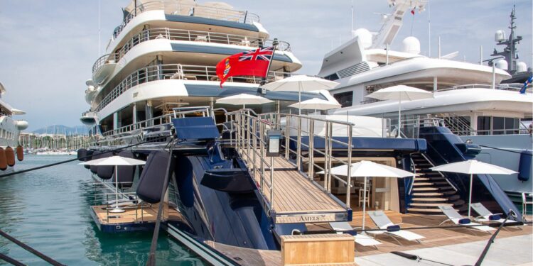 Yacht amarré sur le quai des milliardaires d'Antibes (crédit : JYD / Gomet')