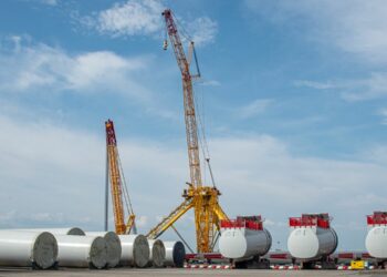 La ferme pilote d'éoliennes flottantes Provence Grand Large en cours de montage à Port-Saint-Louis-du-Rhô,ne (crédit : JYD / Gomet')