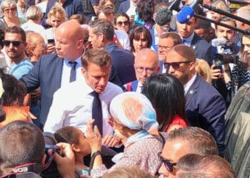 Emmanuel Macron se prête au jeu du bain de foule à son arrivée à la cité Benza, à Marseille, mercredi 28 juin (crédit : JRG / Gomet)