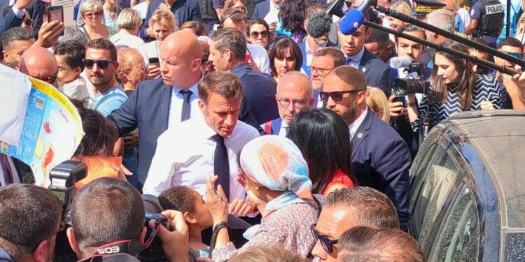 Emmanuel Macron se prête au jeu du bain de foule à son arrivée à la cité Benza, à Marseille, mercredi 28 juin (crédit : JRG / Gomet)