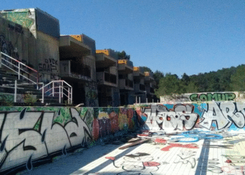 La piscine de Luminy, à Marseille, est fermée depuis maintenant 14 ans (©Wikipedia / Maxéco CC BY-SA 4.0)