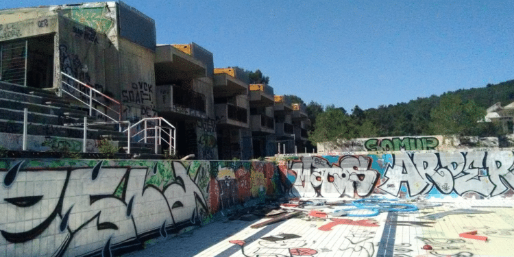 La piscine de Luminy, à Marseille, est fermée depuis maintenant 14 ans (©Wikipedia / Maxéco CC BY-SA 4.0)
