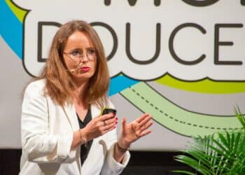 Clotilde Imbert sur la scène principale des Rencontres du vélo le 25 mai au Palais de la bourse de Marseille (Crédit Gomet'/JYD)