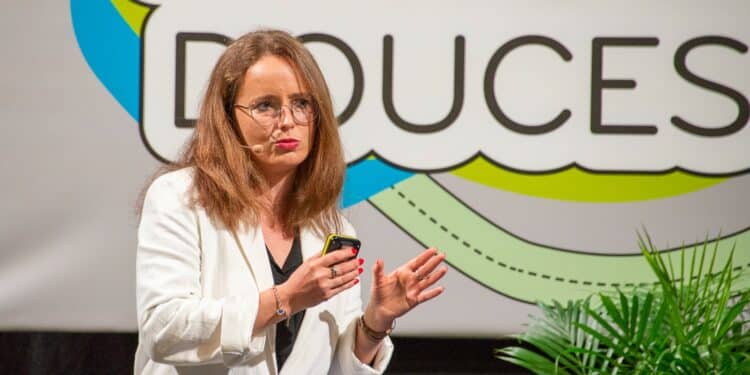 Clotilde Imbert sur la scène principale des Rencontres du vélo le 25 mai au Palais de la bourse de Marseille (Crédit Gomet'/JYD)
