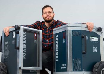 Rémi Pillot, fondateur de Pess Energy, et ses groupes électrogènes à recharge solaire silencieux et zéro carbone (Crédit DR)