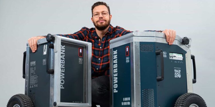 Rémi Pillot, fondateur de Pess Energy, et ses groupes électrogènes à recharge solaire silencieux et zéro carbone (Crédit DR)