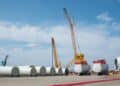 Eoliennes flottantes en cours de montage à Fos-sur-Mer (Crédit Gomet/JYD)