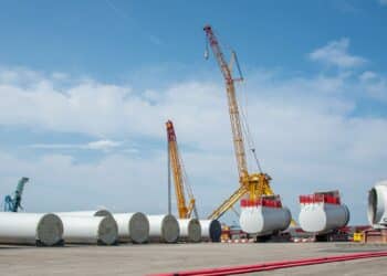 Eoliennes flottantes en cours de montage à Fos-sur-Mer (Crédit Gomet/JYD)