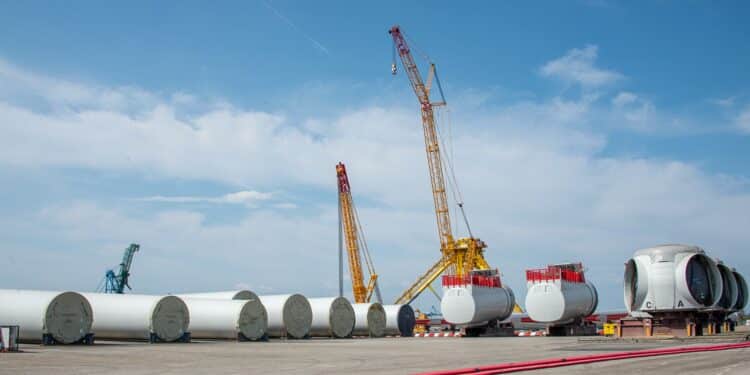 Eoliennes flottantes en cours de montage à Fos-sur-Mer (Crédit Gomet/JYD)