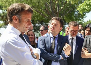 Macron annonce un concours d'architectes pour rénover 188 écoles marseillaises.