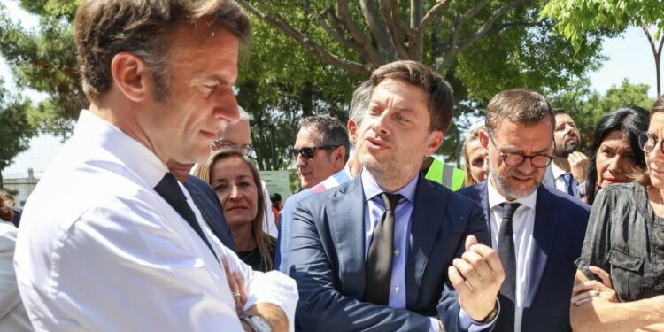 Macron annonce un concours d'architectes pour rénover 188 écoles marseillaises.