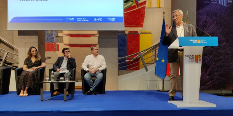 Bernard Kleynhof donne ses derniers conseils aux start-up locales qui participeront au salon du Bourget (crédit : RL)