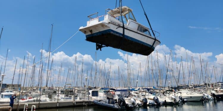 l'enlèvement de L'Albatros, découvert abandonné au Frioul en 2020, est enlevé avant d'être détruit.