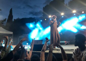 Omar Souleyman sur la scène du théâtre Silvain à Marseille vendredi 9 juin 2023 (Crédit Gomet'/JFE)