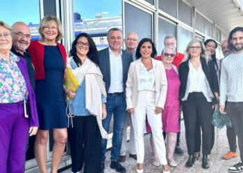 Nora Preziosi (au centre) en blanc avec le conseil d'administration de 13 Habitat (Crédit DR)