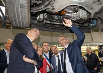 Eric Boudot, le PDG de GCK, le ministre Roland Lescure et les élus à Solution F à Venelles (Crédit DR)