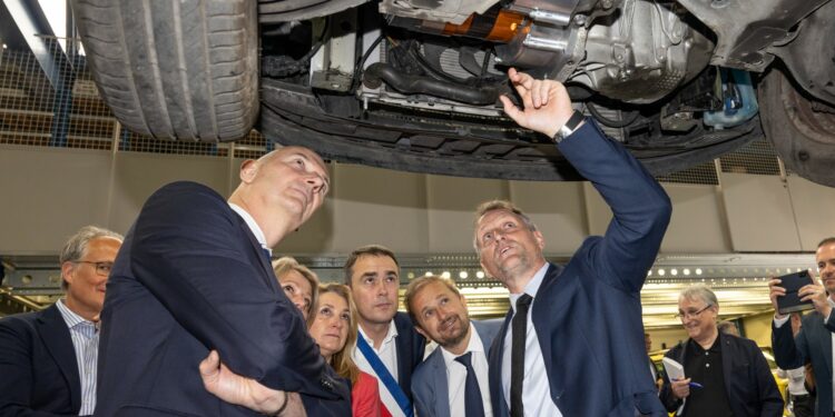 Eric Boudot, le PDG de GCK, le ministre Roland Lescure et les élus à Solution F à Venelles (Crédit DR)