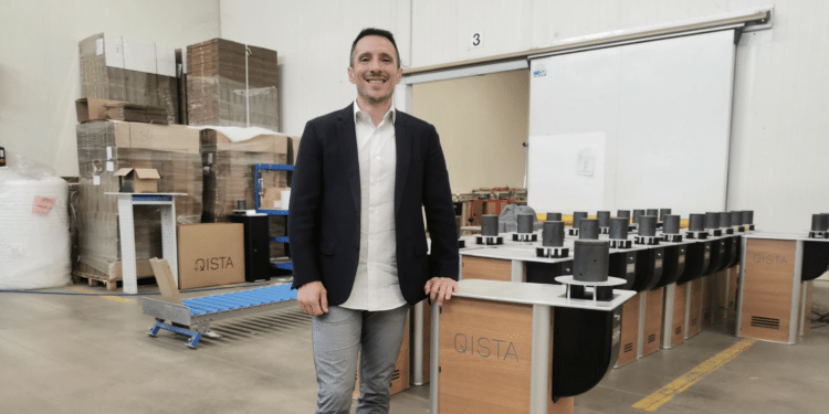 Pierre Bellagambi, président et co-fondateur Techno Bam et la borne Qista (Crédit DR)