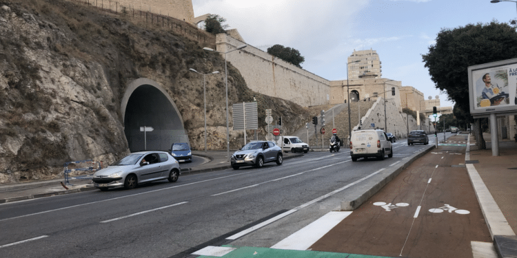 La piste cyclable du Pharo, boulevard Charles Livon dans le 7e arrondissement (Crédit Gomet')