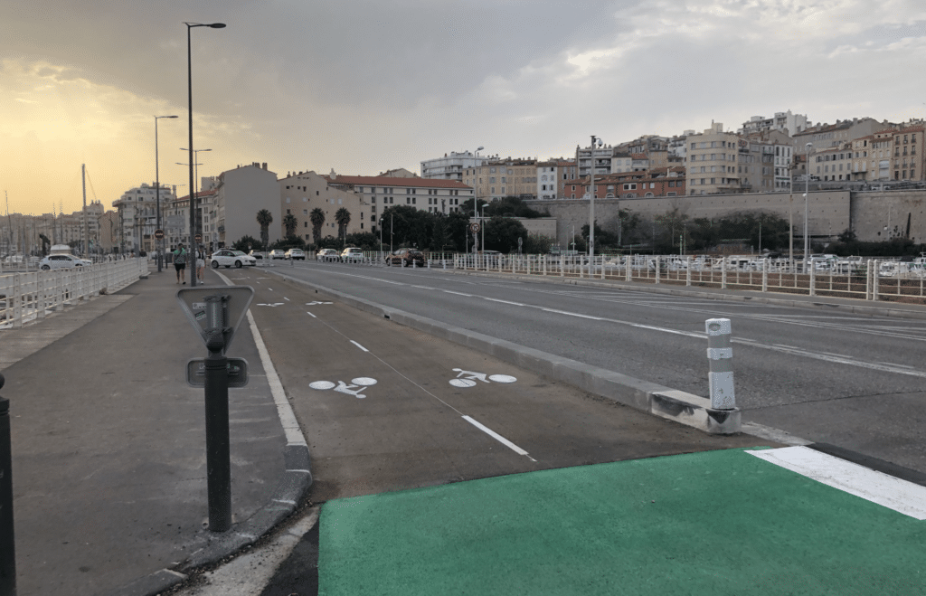 La piste cyclable Vieux-Port - Catalans côté bassin du carénage (Crédit Gomet')