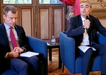 Laurent Carrié (à droite) aux côtés du préfet de région Christophe Mirmand lors de son discours de présentation comme préfet à l'égalité des chances en octobre 2021 (crédit : Gomet')