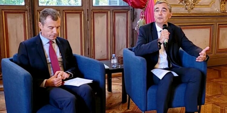 Laurent Carrié (à droite) aux côtés du préfet de région Christophe Mirmand lors de son discours de présentation comme préfet à l'égalité des chances en octobre 2021 (crédit : Gomet')