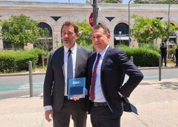 Le PDG de Carbon Solar Pierre-Emmanuel Martin (à droite) aux côté4s du président du Grand Port Maritime Christophe Castaner le 28 juin dernier (crédit : JRG / Gomet')