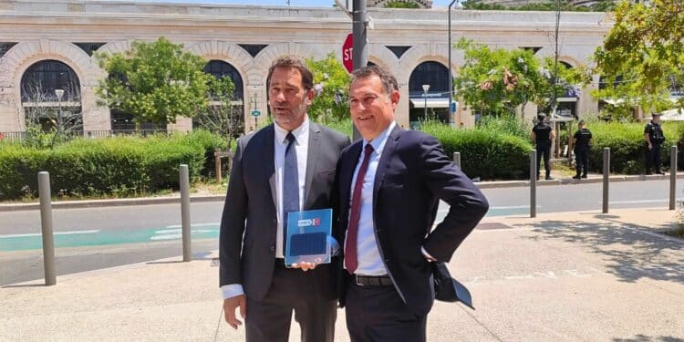 Le PDG de Carbon Solar Pierre-Emmanuel Martin (à droite) aux côté4s du président du Grand Port Maritime Christophe Castaner le 28 juin dernier (crédit : JRG / Gomet')