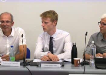 Frédéric Autric (Dreal Occitanie), Etienne Perrot (Ministère de la transition énergétique) et Olivier Teissier (Sgar paca) lors de la concertation organisée le 2 juillet sur les éoliennes en Méditerranée crédit : Capture vidéo cabinet Stratis)