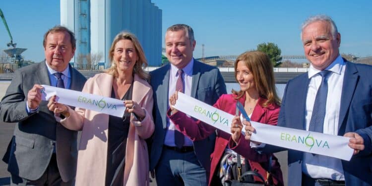 Les fondateurs d'Eranova Philippe Michon (tout à gauche) et Philippe Lavoisier (tout à droite) avec l'élue régionale Isabelle Campagnola Savon, le maire de Port-Saint-Louis-du-Rhône Martial Alvarez et la directrice de TotalEnergies Isabelle Patrier lors de l'inauguration du site pilote de Port-Saint-Louis-du-Rhône en janvier 2022 (crédit : JYD / Gomet')