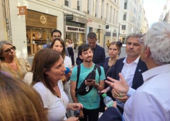 Jean-Luc Chauvin avec les commerçants de la rue St Ferréol à Marseille (Crédit Gomet'/JYD)