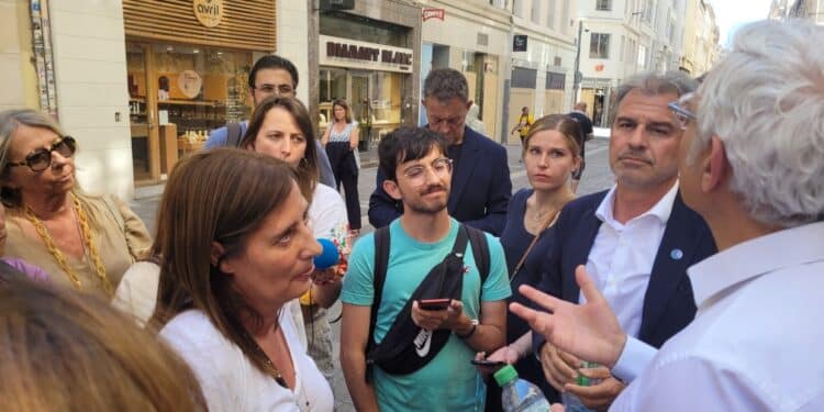 Jean-Luc Chauvin avec les commerçants de la rue St Ferréol à Marseille (Crédit Gomet'/JYD)