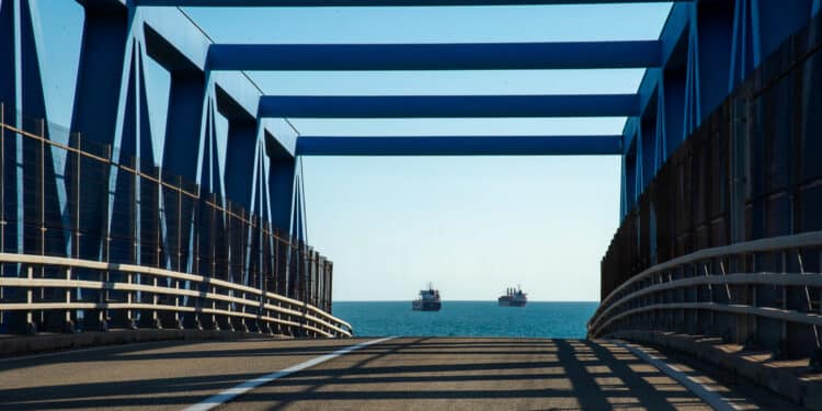 Pont sur la zone industrielle de Fos-sur-Mer (Crédit Gomet'/JYD)