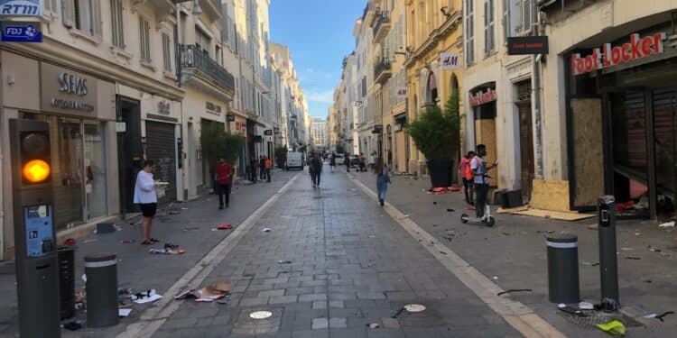 La rue Saint-Ferréol dans un triste état samedi 1er juillet au matin (Crédit Gomet'/JFE)