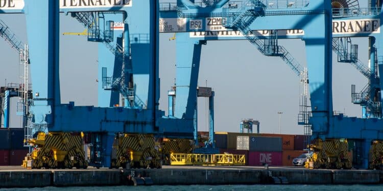 Un terminal de conteneurs sur les bassins ouest à Fos-sur-Mer (Crédit Gomet'/JYD)