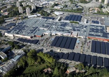 nstallation d'ombrières Tenergie sur une zone d'activités © Tenergie