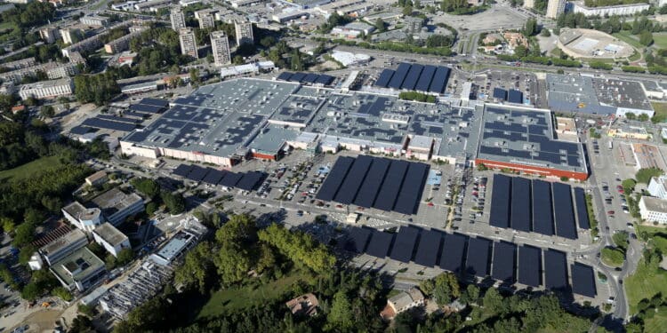 nstallation d'ombrières Tenergie sur une zone d'activités © Tenergie