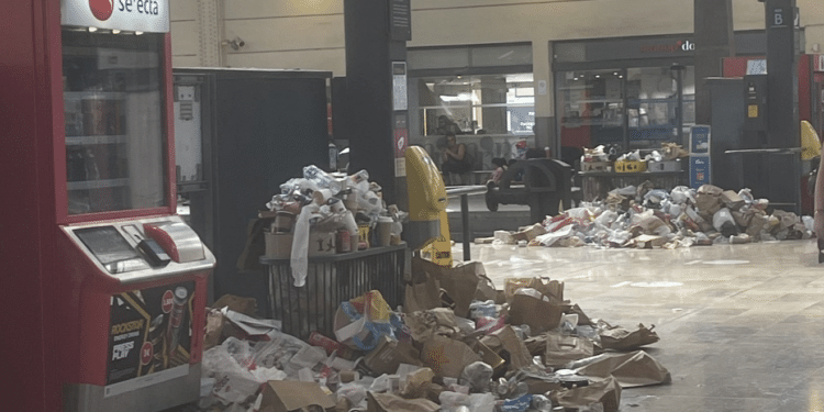 La gare St Charles sous les poubelles (Crédit : Twitter @VenturaAlba).