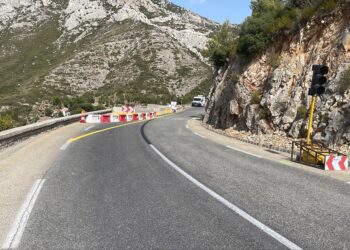 La route de la Gineste avec désormais un feu tricolore. Crédit photo Département des Bouches-du-Rhône.
