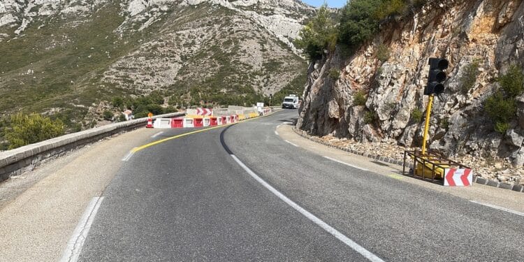 La route de la Gineste avec désormais un feu tricolore. Crédit photo Département des Bouches-du-Rhône.