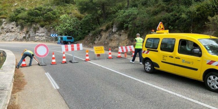 Les agents du Département interviennent pour fermer la route de la Gineste (Crédit CD Bouches-du-Rhône)