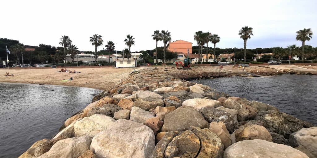 La plage Saint-Asile avec un côté ensablé et l'autre non (crédit : APE Saint-Mandrier) 