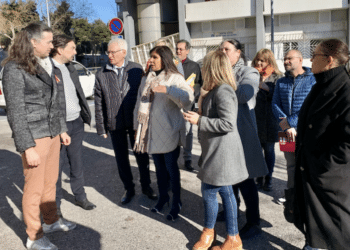 La présidente de 13 Habitat Nora Presiozi avec Gaby Charroux en février 2023 en visite à Notre-Dame des Marins (Crédit 13 Habitat)