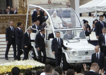 Le pape François à bord de la papamoble (Crédit archives Wikipedia Paralacre CC)