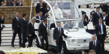Le pape François à bord de la papamoble (Crédit archives Wikipedia Paralacre CC)